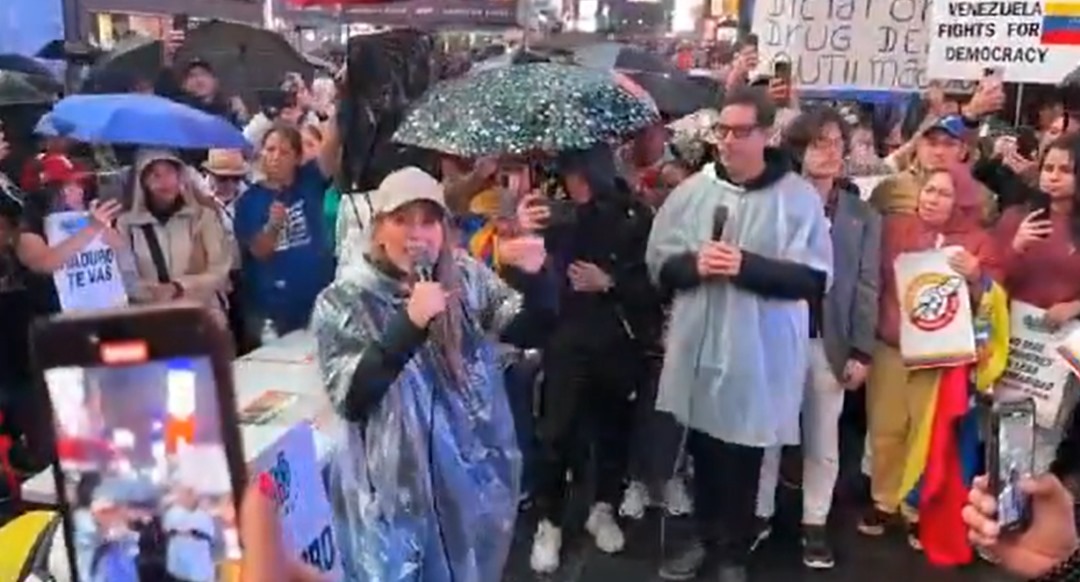 Erika de la Vega alzó su voz junto a decenas de venezolanos en Nueva York (VIDEO)